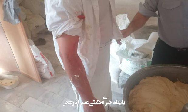 نانوای ملایری با وجود شنیدن خبر شهادت برادرش، پخت نان را ترک نکرد