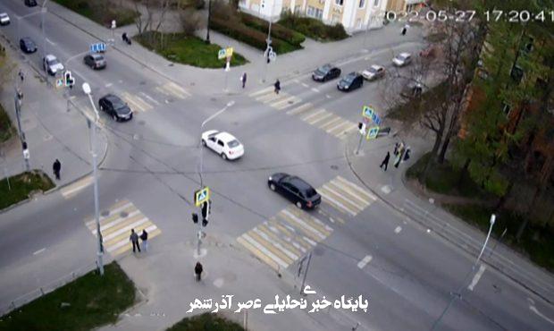 ببینید / برخورد خودرو با عابران از جمله دو کودک در روسیه ببینید / برخورد خودرو با عابران از جمله دو کودک در روسیه