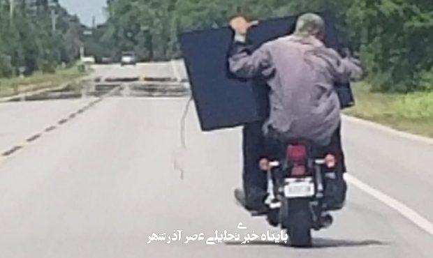 ببینید | لحظه تلخ برای موتورسوار چینی بعد از خرید تلویزیون جدید!
