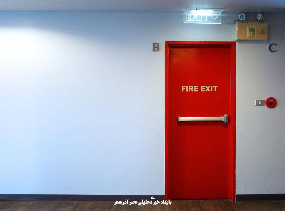 درب ضد حریق خروج اضطراری قرمز با دستگیره پانیک بار